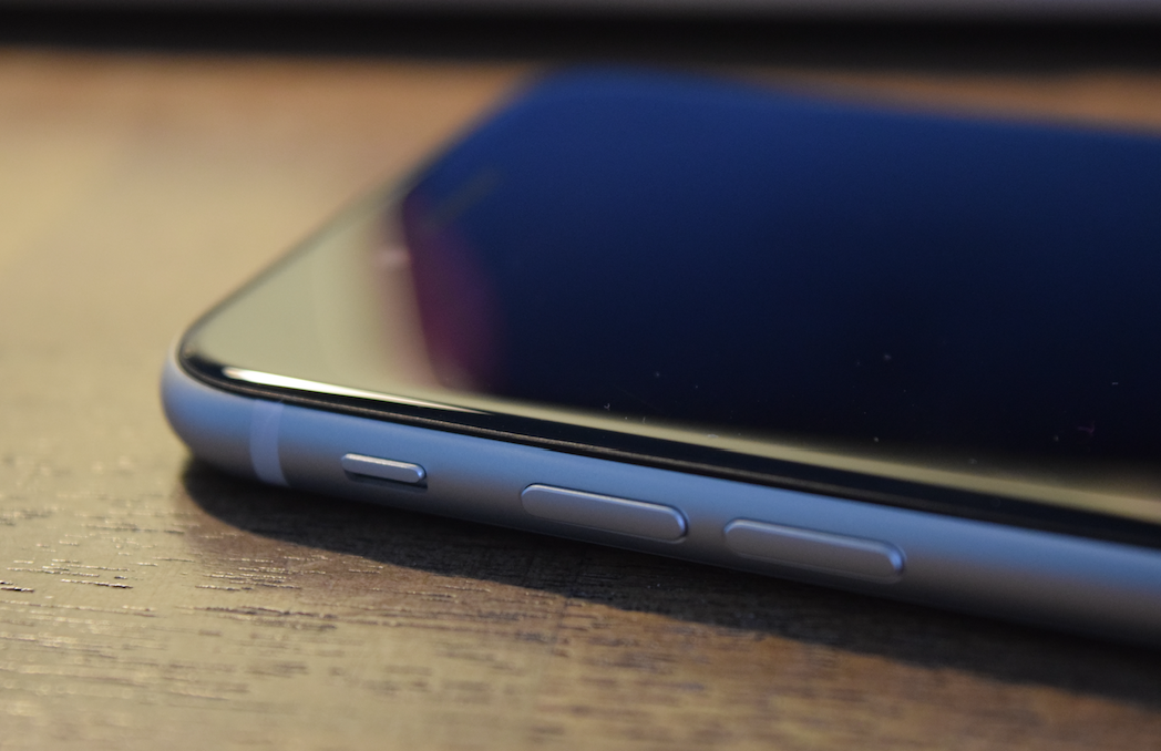 Fonte: https://forums.macrumors.com/threads/screen-edge-uneven-near-volume-buttons-6-7-8-se-2nd-gen.2237512/